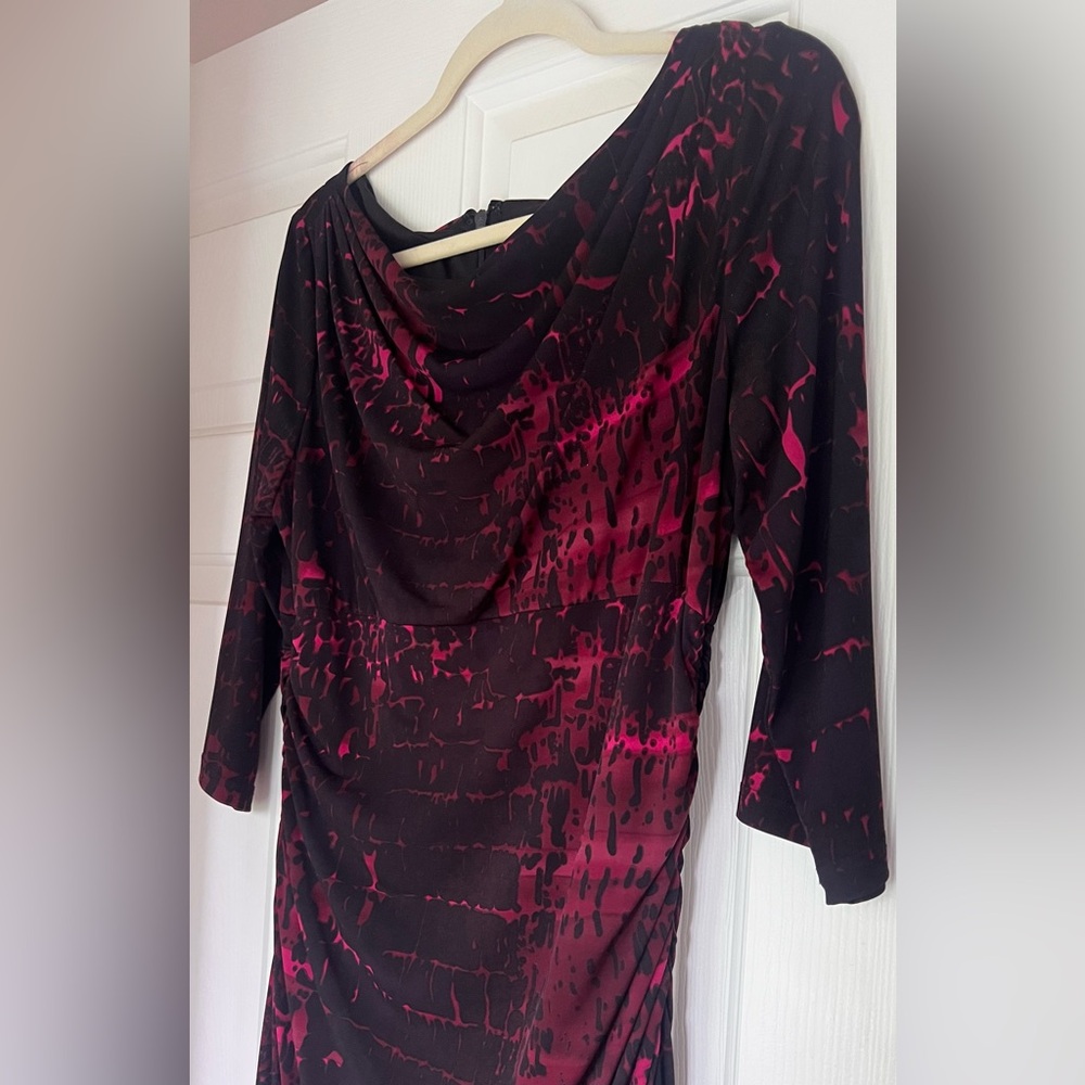 Adrianna Papell stretchy ruched black & red dress w 3/4 sleeves